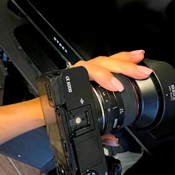 Black Sony alpha 6000 used like new along with the lense - Picture 3 of 3